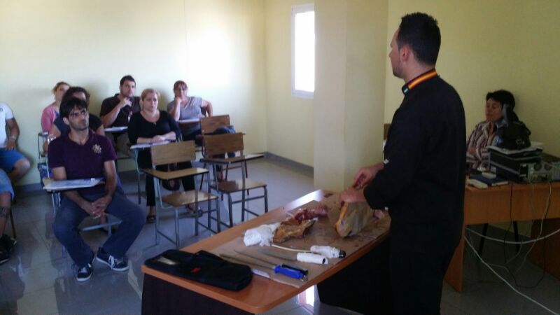 Aprendiendo a deshuesar un Jamón